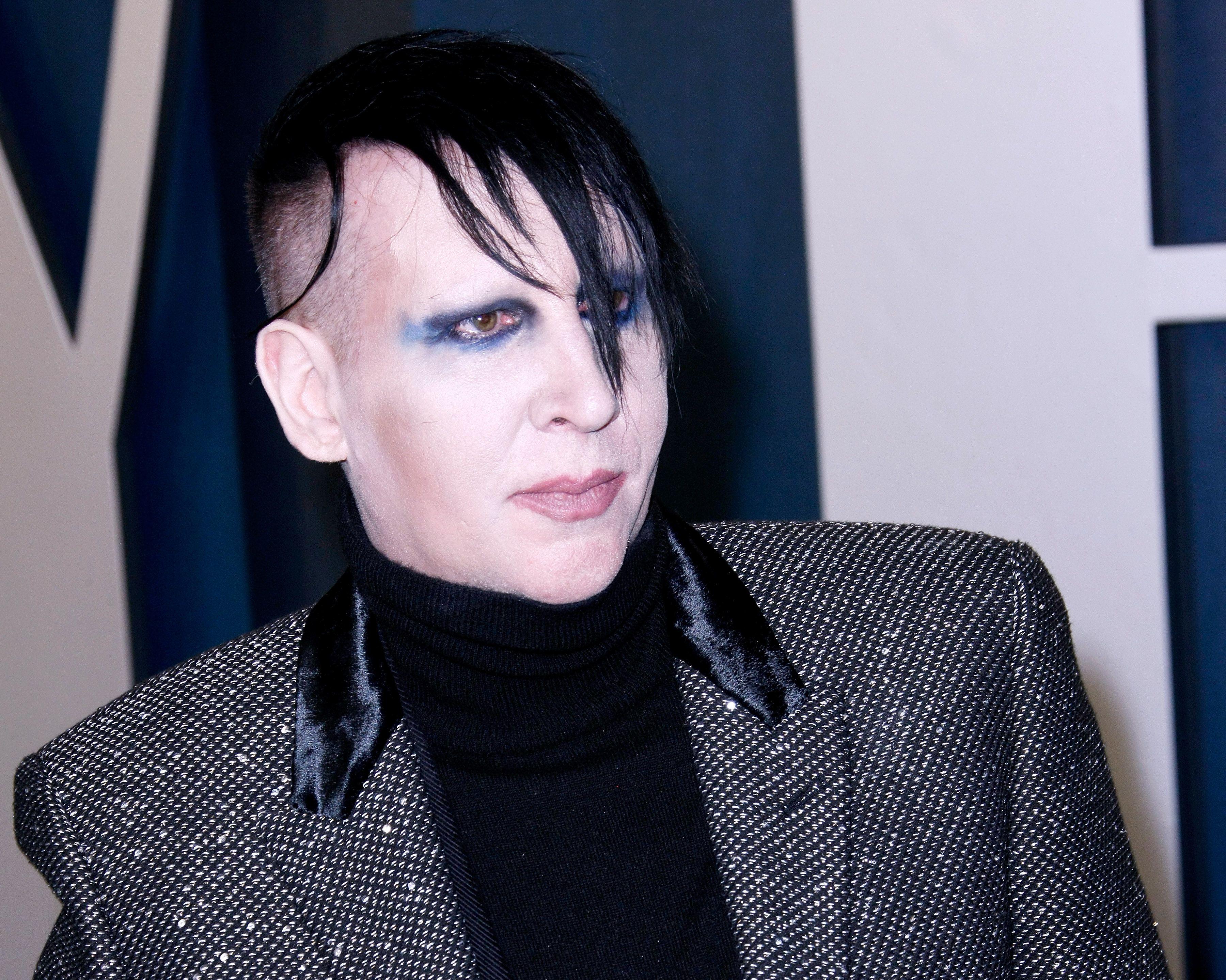 Marilyn Manson, îmbărcat în costum, fotografiat la un eveniment special