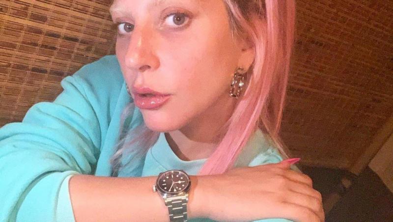 Lady Gaga are păr roz, îmbrăcată într-un hanorac albastru deschis