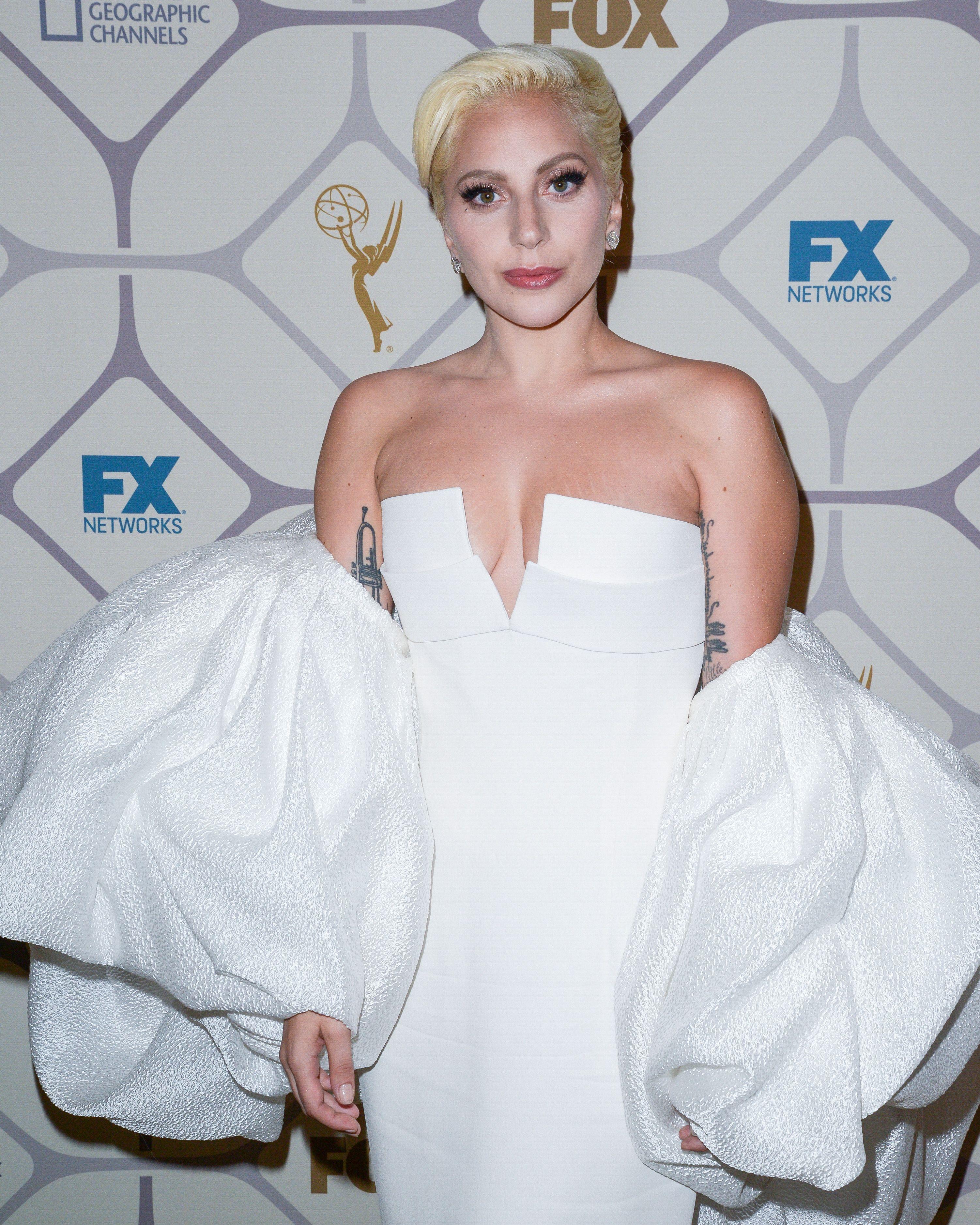 Lady Gaga, în rochie albă, cu panză, la un eveniment monden