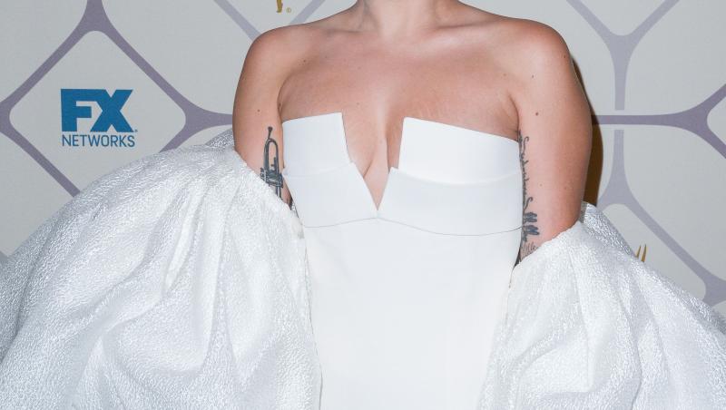 Lady Gaga a purtat o rochie albă în cadrul unui eveniment monden