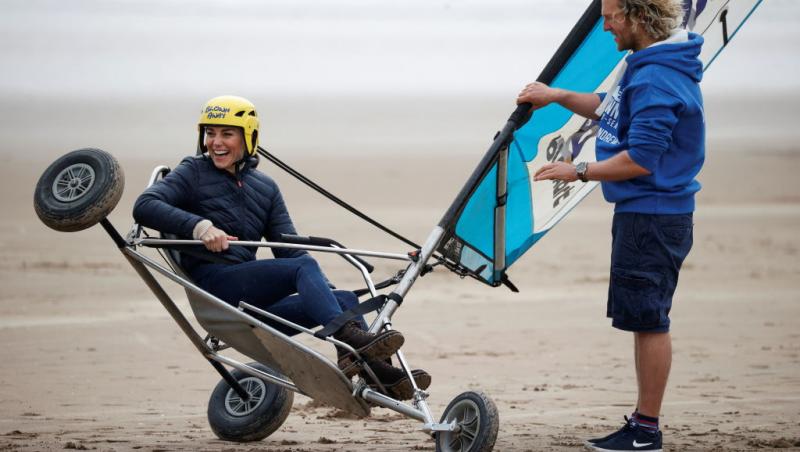 Kate Middleton a fost fotografiată în timp ce făceau iahting pe uscat pe o plajă din Scoția, în orașul unde s-a întâlnit întâia oară cu Prințul William