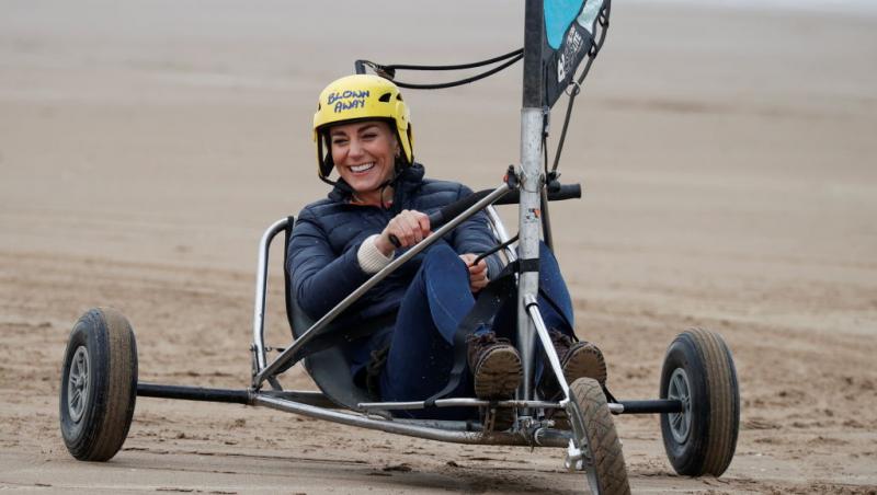 Kate Middleton, fotografiată în timp ce făcea iahting pe uscat pe o plajă din Scoția
