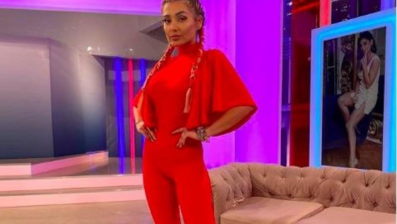 Bianca Rus ămbrăcată într-un costum roșu, în platoul unei emisiuni