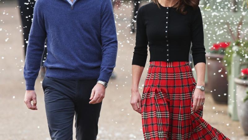 Kate Middleton nu a mai fost văzută niciodată în blugi, iar de această data a ales să poarte o pereche de jeans albaștri și un top bej, cu mânecă scurtă.