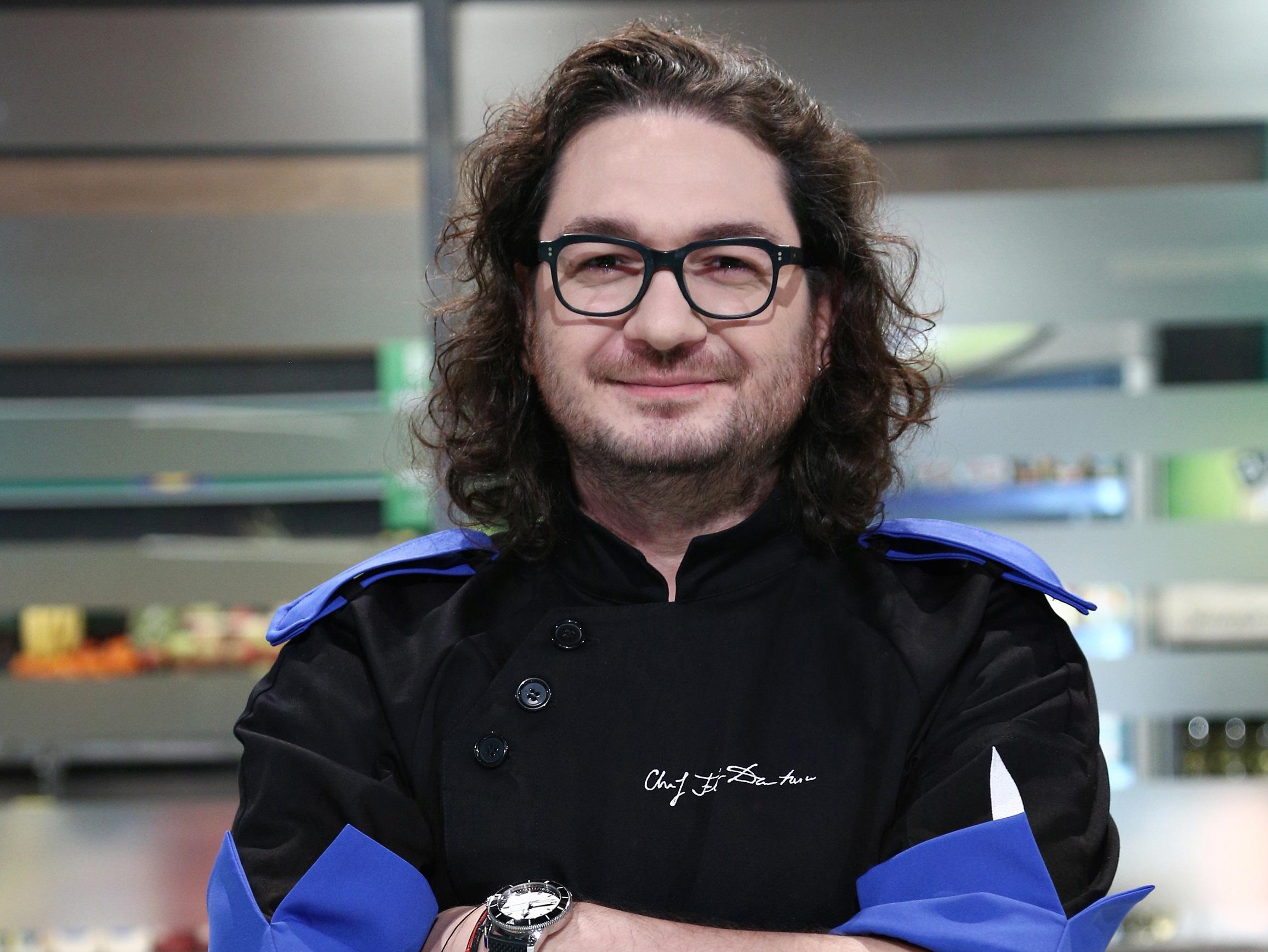 Florin Dumitrescu, juratul emisiunii „Chefi la cuțite”, in bucatarie, imbracat cu tunica albastra