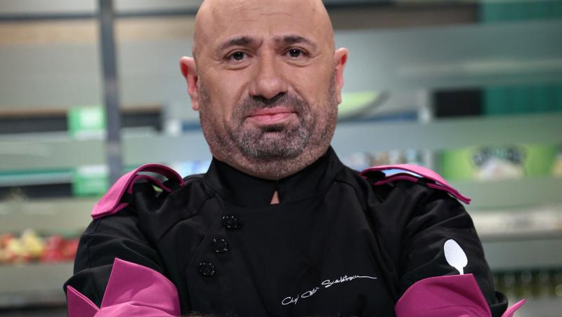 catalin scarlatescu, juratul emisiunii „Chefi la cuțite”, in bucatarie, imbracat cu tunica albastra
