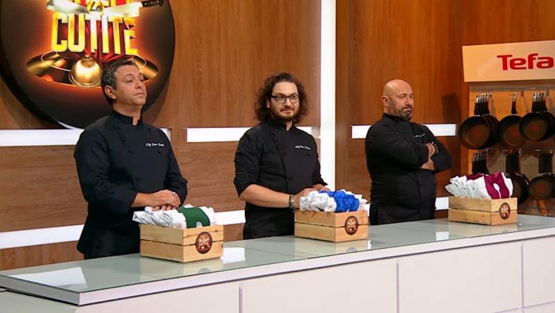 Sorin Bontea, Florin Dumitrescu și Cătălin Scărlătescu oferind tunicile in sezonul 9 chefi la cutite