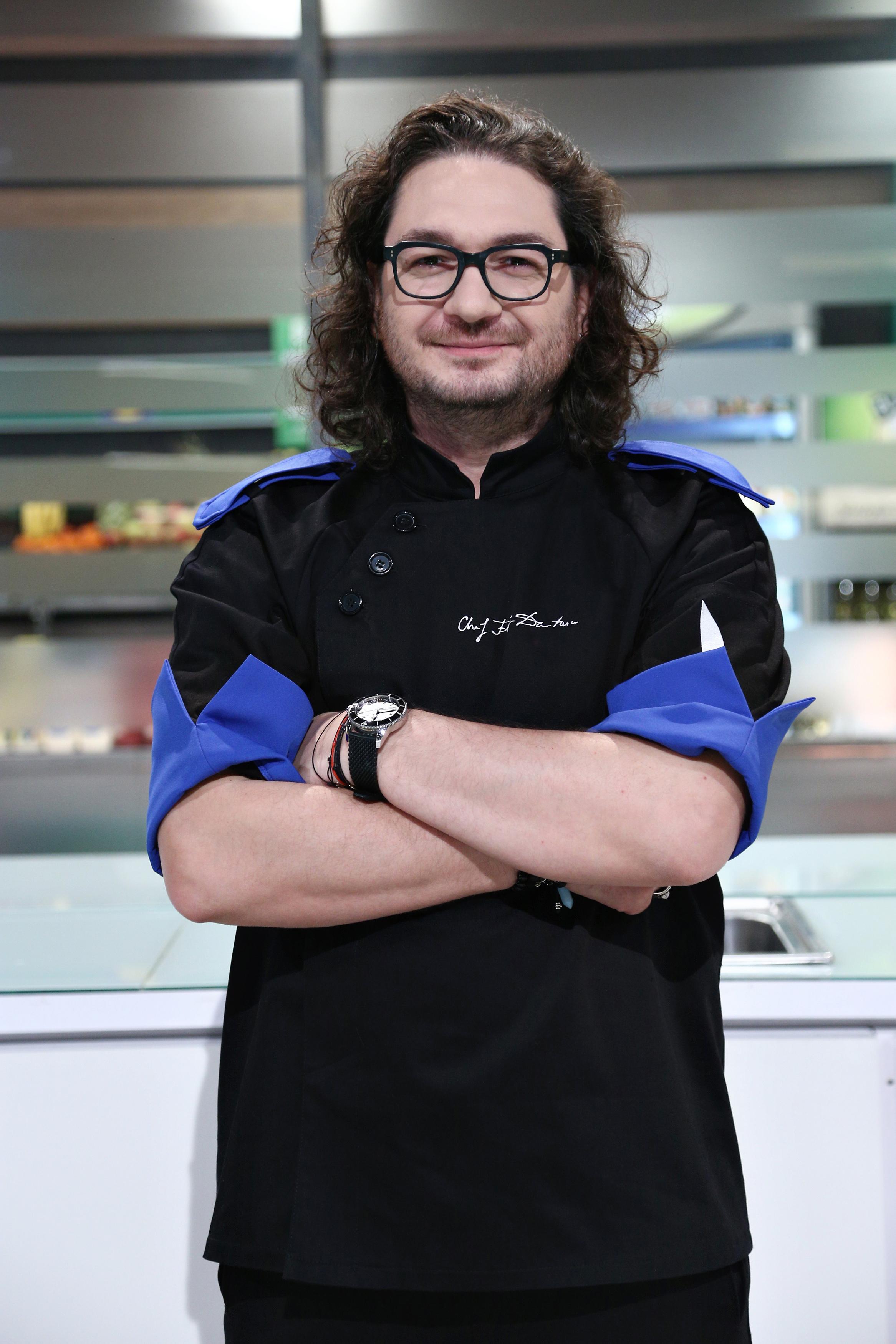 Florin Dumitrescu, juratul emisiunii „Chefi la cuțite”, in bucatarie, imbracat cu tunica albastra