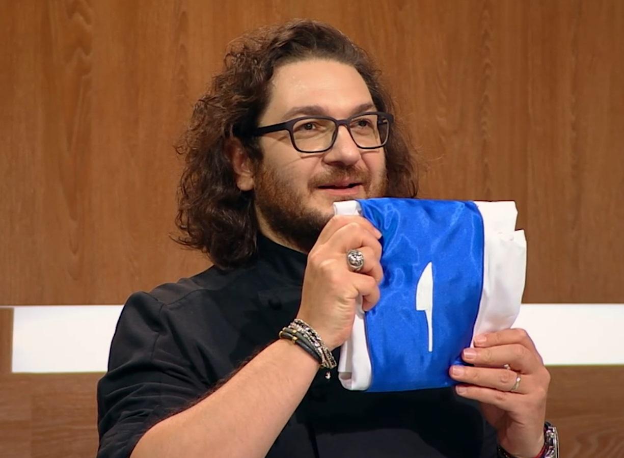 Florin Dumitrescu, juratul emisiunii „Chefi la cuțite”, oferind o tunică albastră