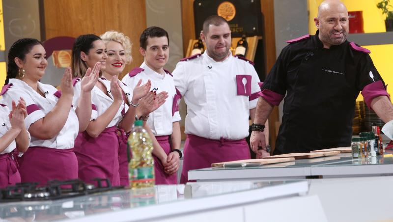 Cătălin Scărlătescu în bucătăria emisiunii „Chefi la cuțite”, sezonul 9, alaturi de echipa mov