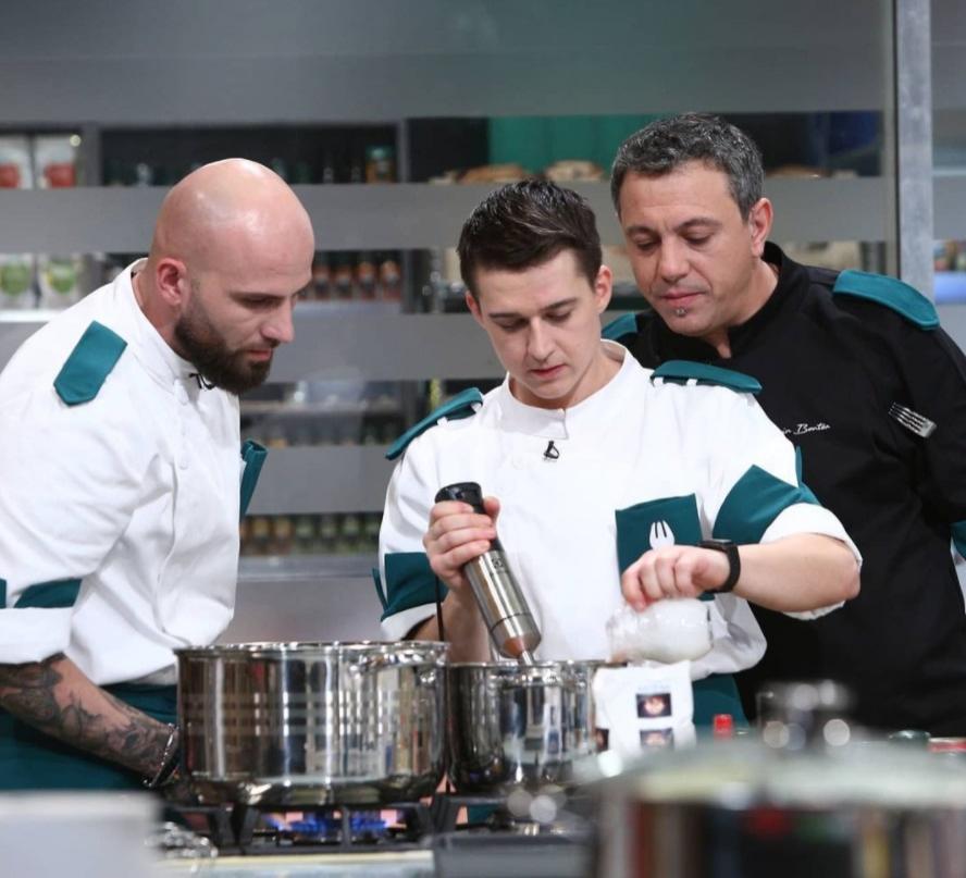 Paul Vasile, gătind, alături de Sorin Bontea și Dorin Voiasciuc, la Chefi la cuțite