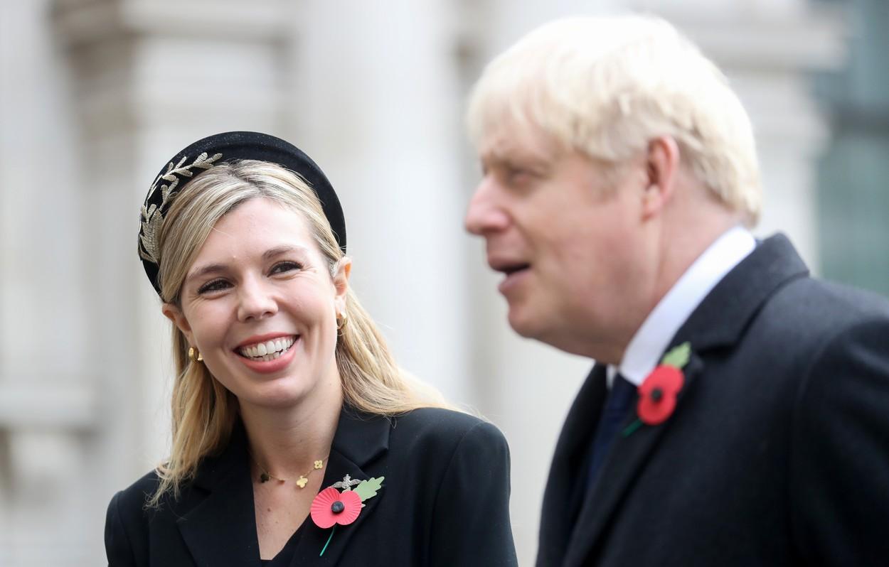 Boris Johnson și Carrie Symonds, purtând sacouri negre