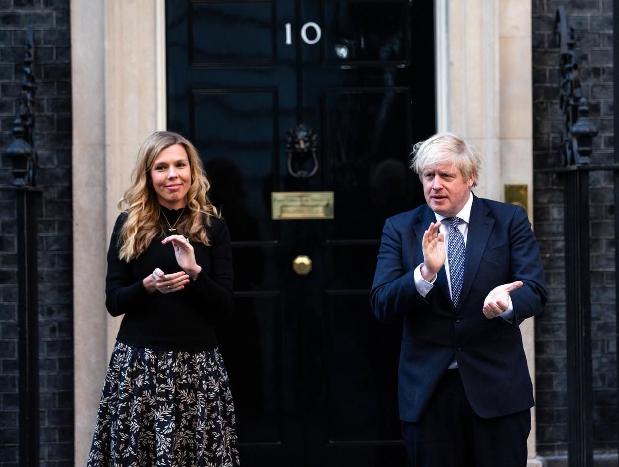 Boris Johnson îmbrăcat la costum și Carrie Symonds  în rochie înflorată, la reședința premierului britanic