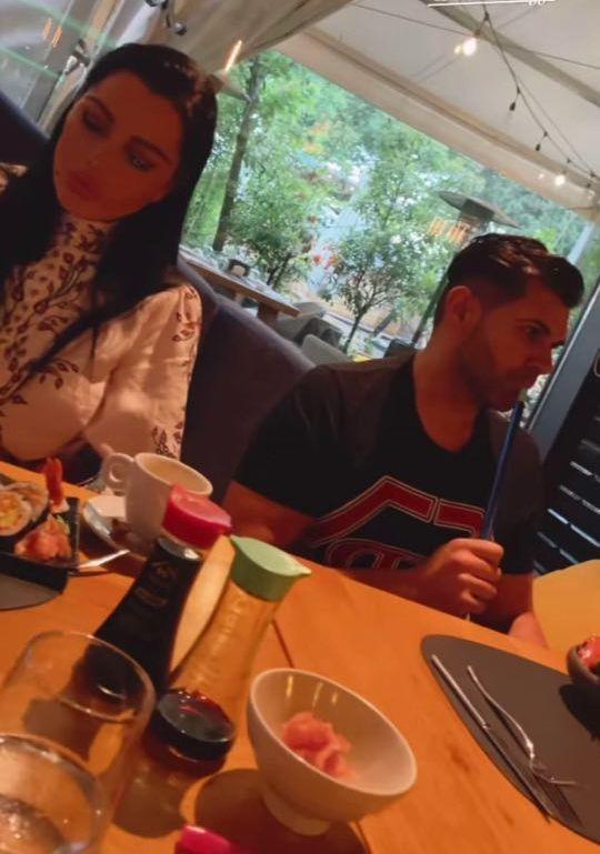 Brgitte și Florin, la sushi, la restaurant, ea mănâncă, el pufăie o narghilea