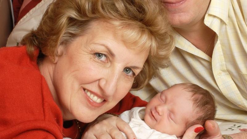 Cum arată Sue Tollefsen, cea mai vârstnică femeie din Anglia care a devenit mamă, și fiica ei, Freya. Are acum 70 de ani