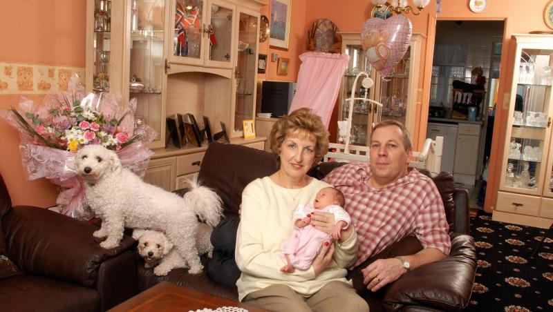 Cum arată Sue Tollefsen, cea mai vârstnică femeie din Anglia care a devenit mamă, și fiica ei, Freya. Are acum 70 de ani