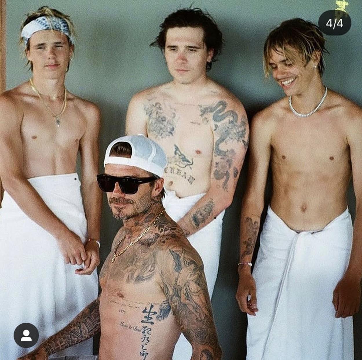David Beckham împreună cu cei trei băieți - Brooklyn, Cruz și Romeo. Sunt cu toții la bustul gol