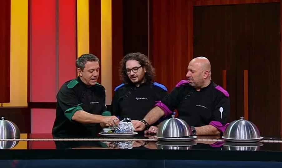 Sorin Bontea, Florin Dumitrescu și Cătălin Scărlătescu degustand farfuriile din duelul de la „Chefi la cuțite”