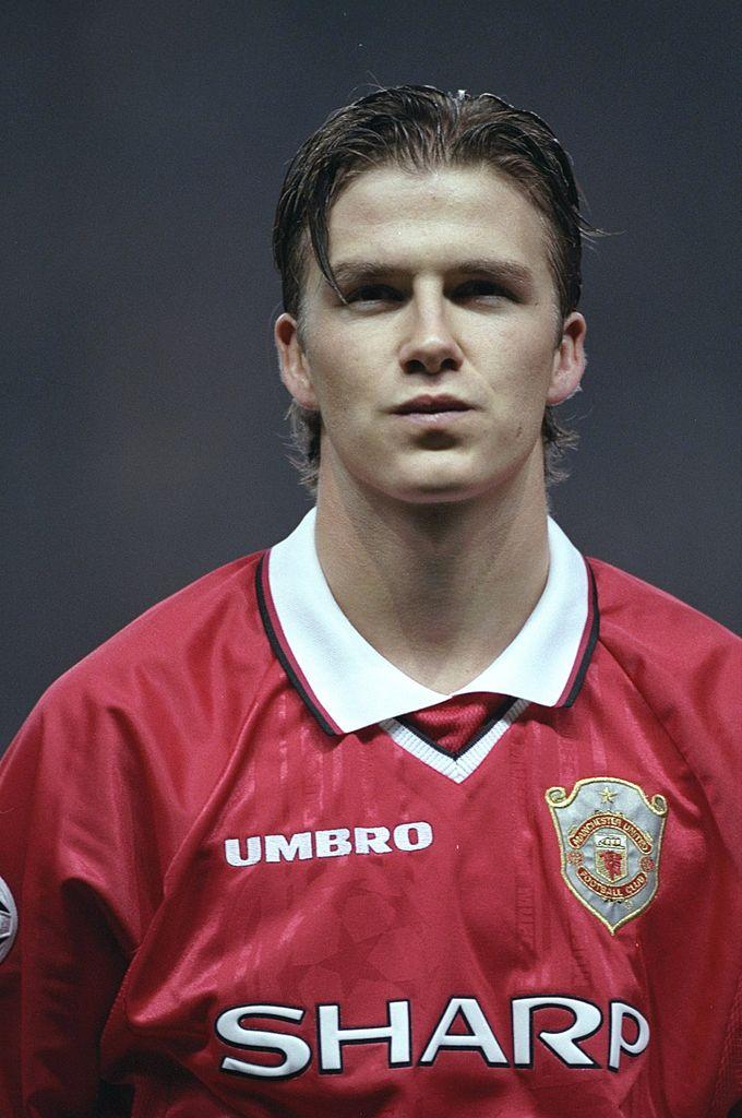 David Beckham într-un tricou roșu în tinerețe