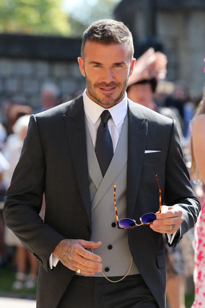 David Beckham într-un costum negru și cămașă albă