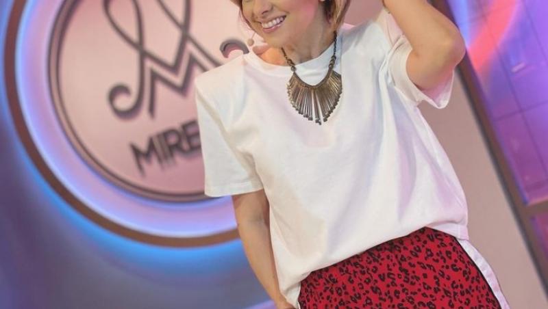 Simona Gherghe, în platoul emisiunii Mireasa, într-un triscou alb și pantaloni roșii