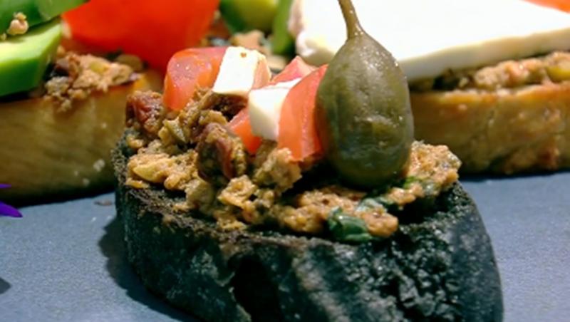 Bruschetă  din pâine cu cărbune activ tartinată cu pastă de măsline și salată caprese cu avocado