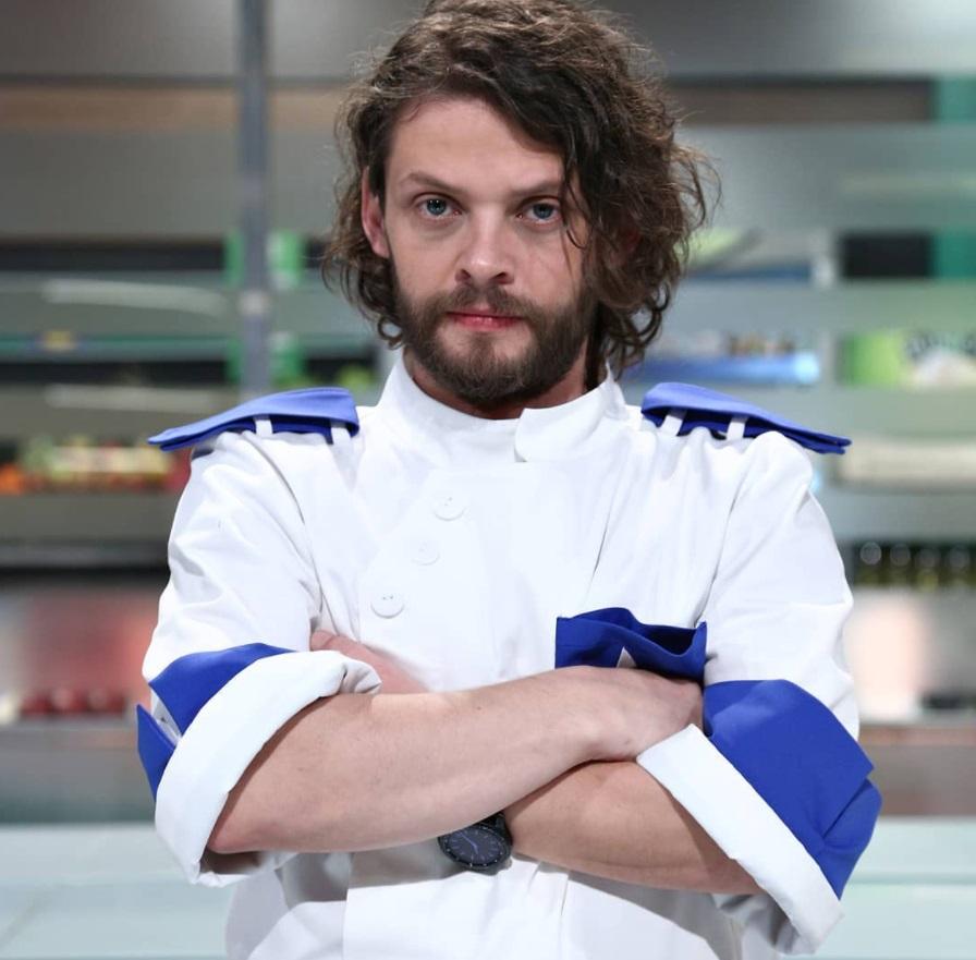 Radu Micu, în uniforma albastră, în bucătăria Chefi la cuțite