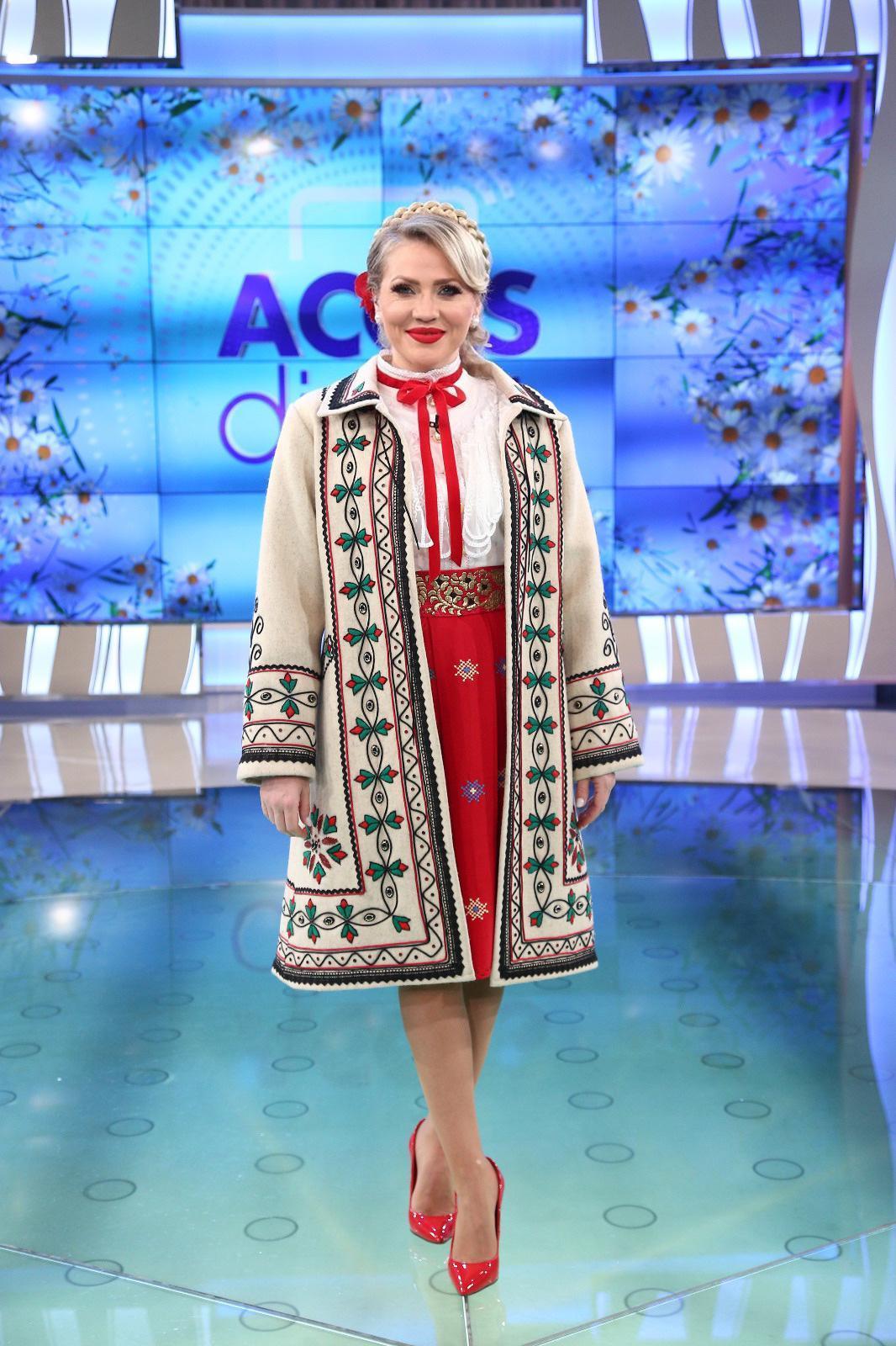 Mirela Vaida în haine tradiționale românești