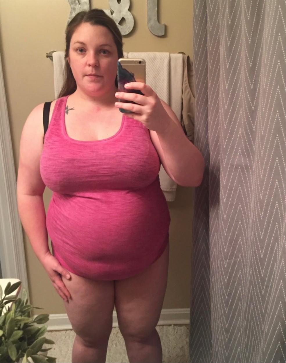 Kara Henderson, imbracata cu un maieu roz, selfie in oglinda