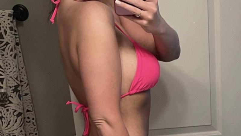 Kara Henderson selfie in costum de baie, in oglinda, după ce a slabit 45 de kilograme