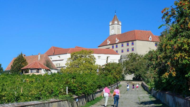 Castelul din Riegersburg, Austria și turiști mergând să-l viziteze