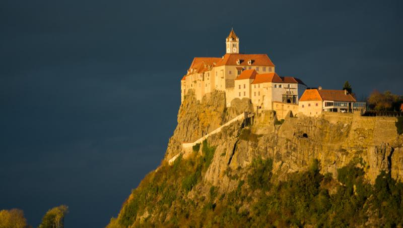 Românii lasă comentarii negative despre prințul Emanuel von und zu Liechtenstein, pe pagina de Google a castelului din Riegersburg