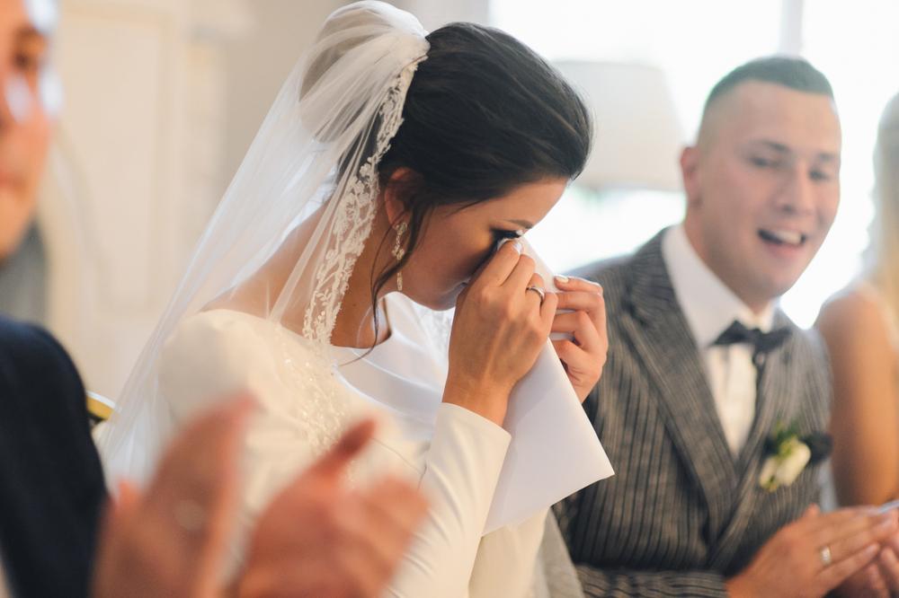O mireasă surpirinsă la nunta, in timp ce plange