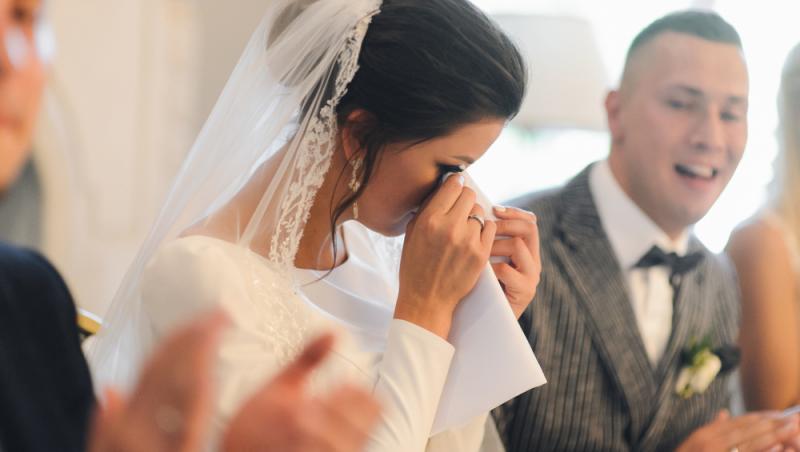 O mireasă surpirinsă la nunta, in timp ce plange