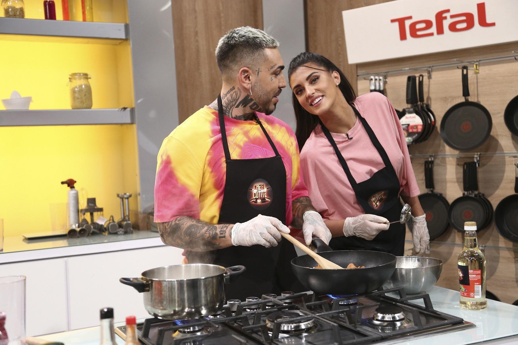 Antonia și Alex Velea, purtând tricouri roz, la Chefi la cuțite