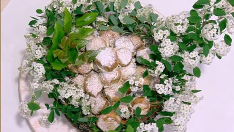 Fursecuri cu fistic și glazură de ciocolată albă cu cocos în decor de flori albe