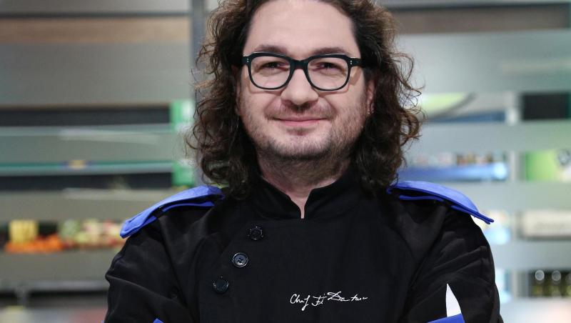 Florin Dumitrescu, în uniforma albastră, în sezonul 9 Chefi la cuțite