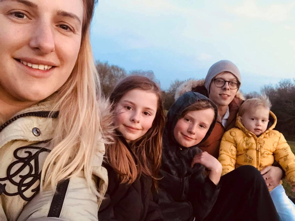 Jodie Palmer, selfie alături de cei trei copii și de partenerul său
