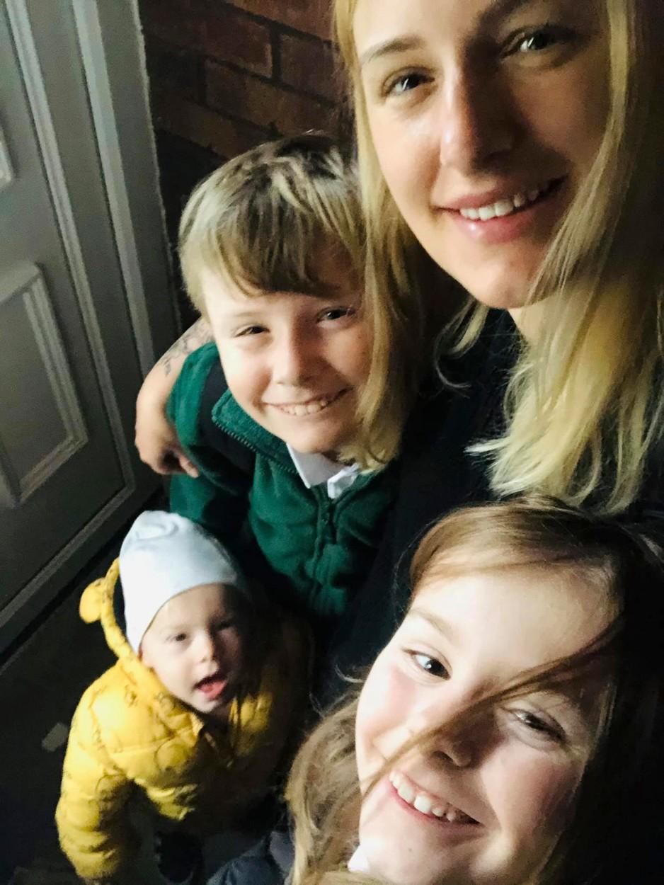 Jodie Palmer, selfie cu cei trei copii ai sai