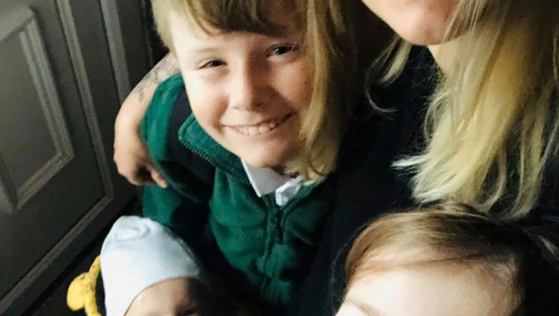 Jodie Palmer, selfie cu cei trei copii ai sai