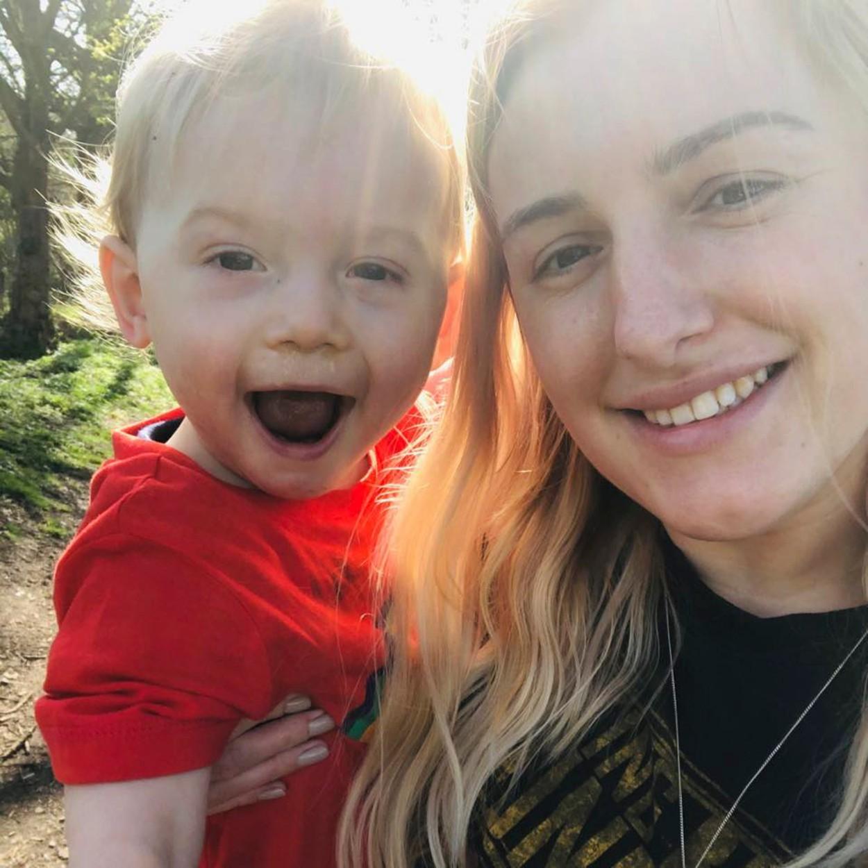 Jodie Palmer, selfie alaturi de fiul sau cel mic