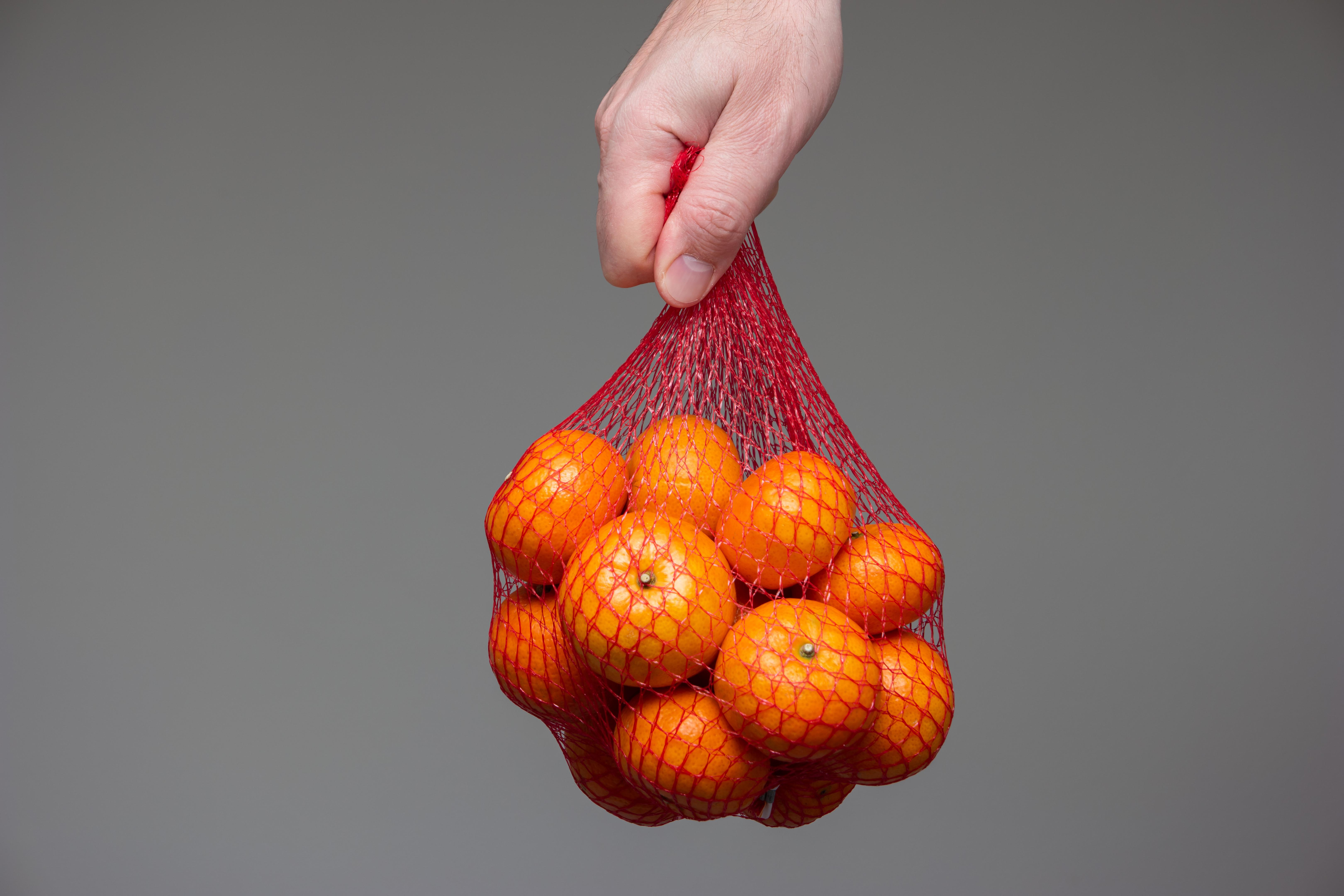 imagine cu o plasa roșie de portocale