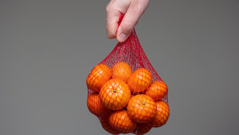 Există un motiv pentru care portocalele sunt ambalate în plase roșii