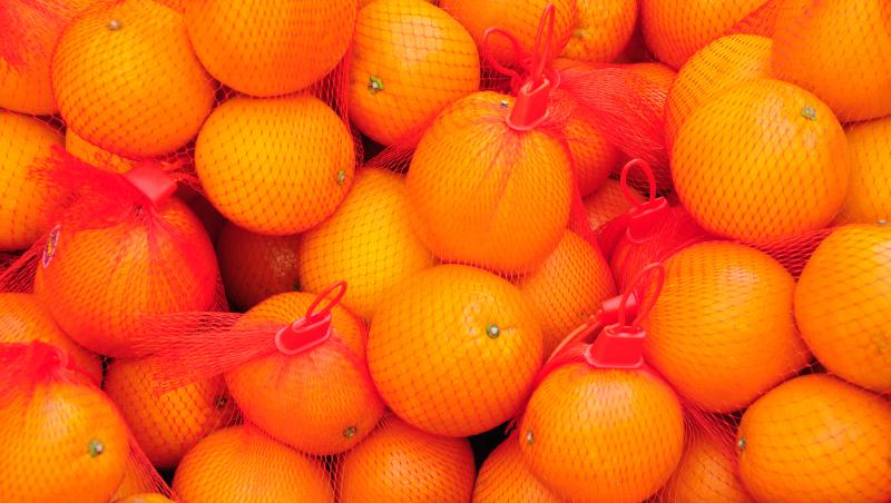 imagine cu o plasa roșie de portocale