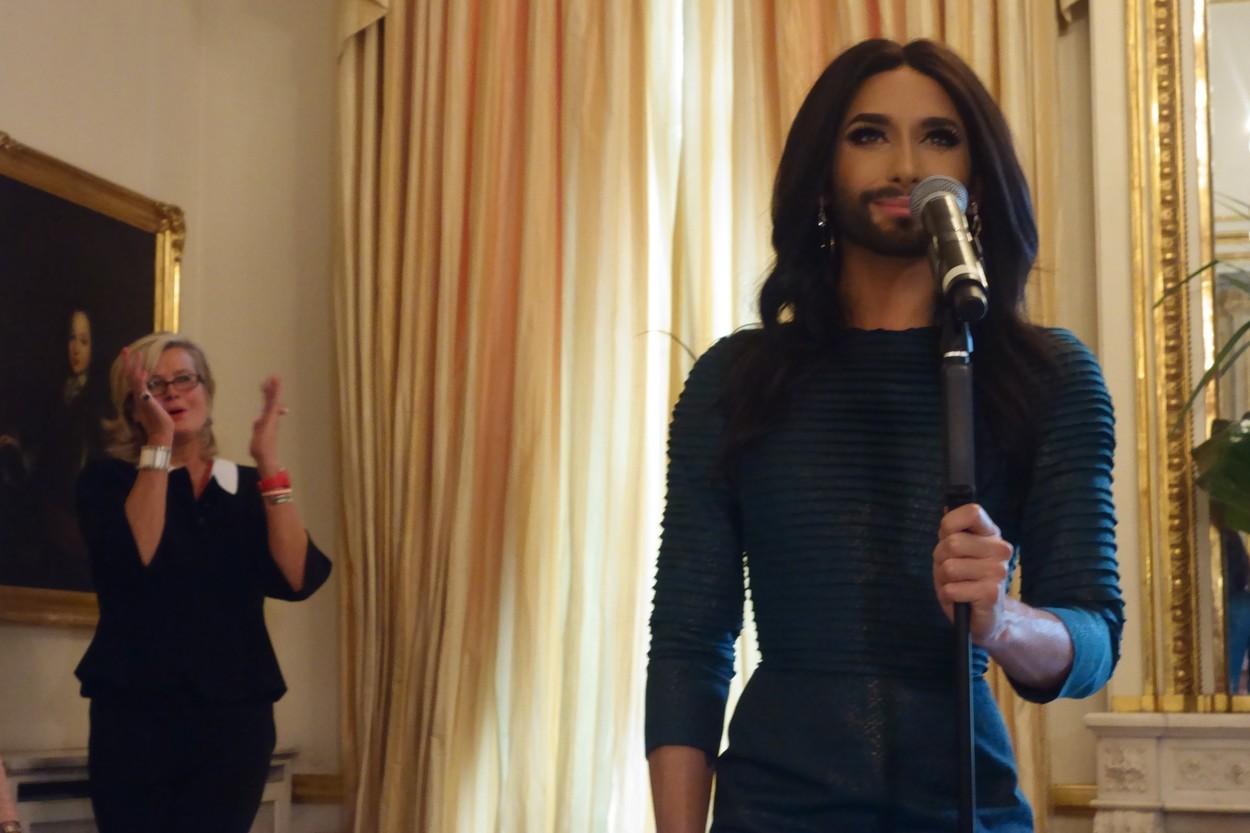 Conchita Wurst uimește din nou. Rochie scurtă și tocuri &icirc;nalte, apariție de neratat