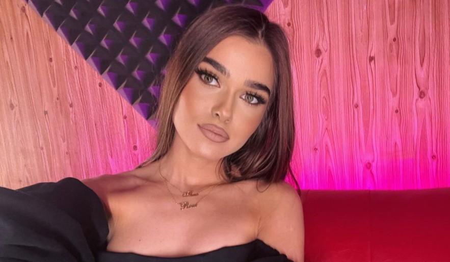 C&acirc;t c&acirc;știgă Theo Rose din postările de pe Instagram. Sumele au fost spuse chiar de ea