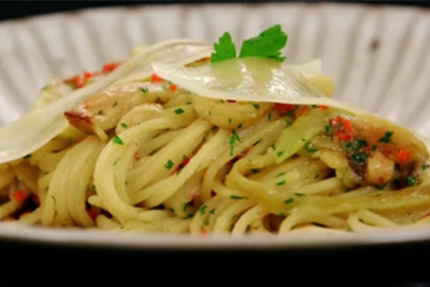 Spaghetele aglio olio cu peperoncino se servesc pe felii de vinete prăjite
