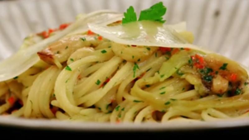 Spaghetele aglio olio cu peperoncino se servesc pe felii de vinete prăjite