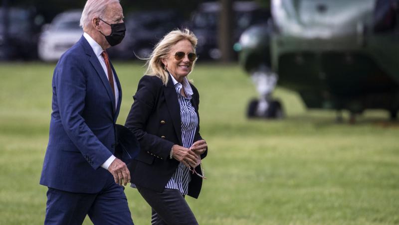 Jill Biden, frumoasa soție a președintelui SUA Joe Biden, surprinde prin stilul ei vestimentar aparte, purtând ținute tinerești, deși are 70 de ani.