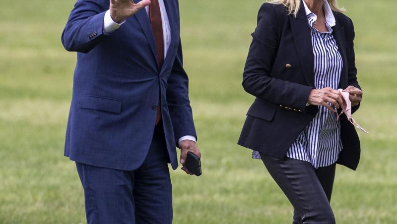 După ce de ziua ei și Joe Biden, președintele SUA, și-au petrecut ziua plimbându-se cu bicicletele, în urmă cu puțin timp, când cei doi s-au întors din Delaware, frumoasa soție a lui Joe Biden a purtat un sacou negru peste o cămașă în dungi, o pereche de jeanși mulați și o pereche de adidași de piele.